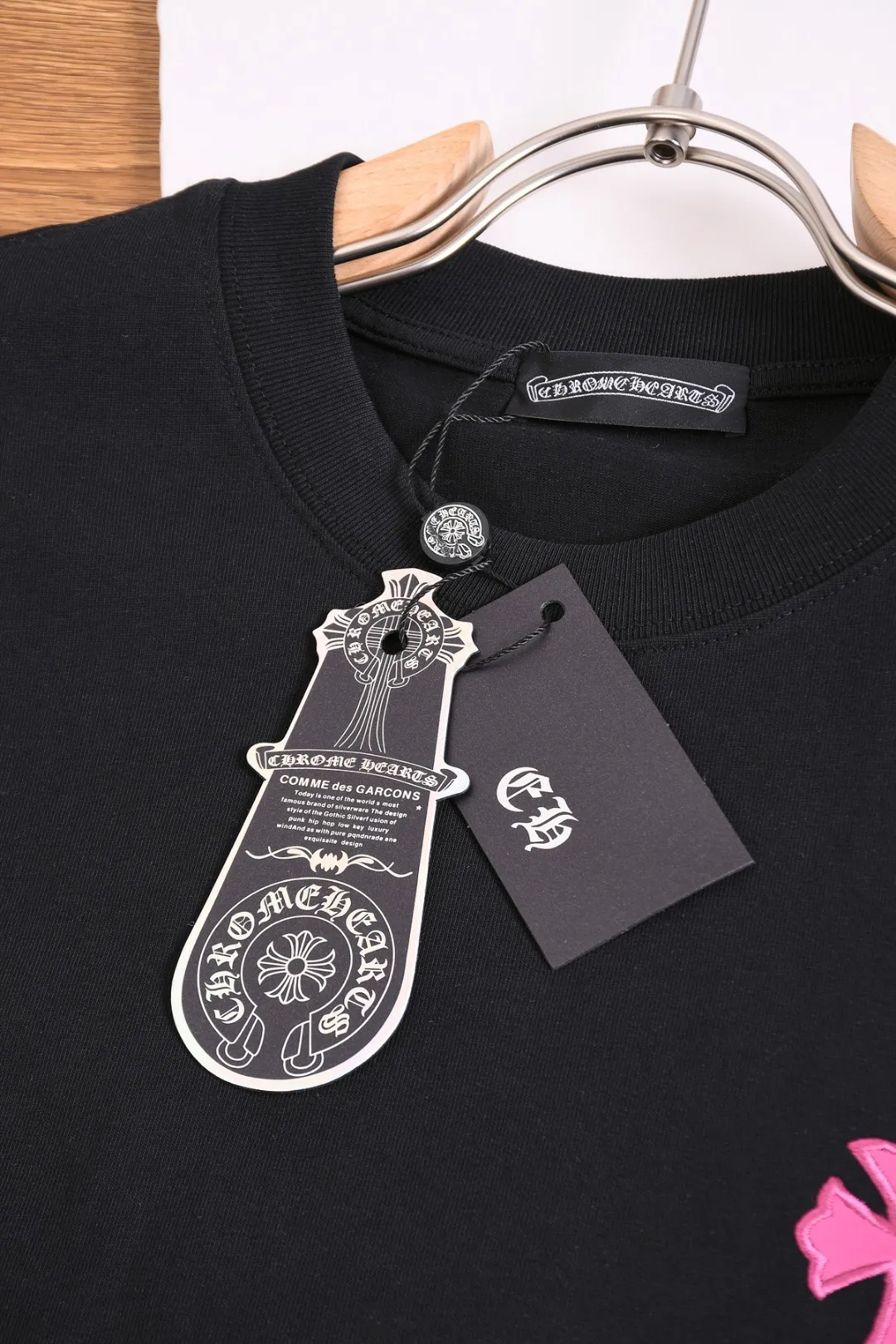 P170 Chrome Hearts CH Cross 26SS New product is hot at the same time💥 Early spring classic style Colorful double cross on the chest 🪡 Embroidery Large logo cross on the back Horseshoe and leather willow ding Sanskrit ✝️🪡 Embroidery Round neck short-sleeved T-shirt, a popular style, a style that both men and women like, the same style for men and women, 100% chance of turning heads when you wear it when you go out! It’s all about being handsome. The designer’s classic sense is precisely grasped. The whole piece of clothing is heavy. Industrial washing process. Ready-made garments are dyed + sprayed for a horse effect. The double-wash process is very recognizable. It uses heavy washing to make it distressed. The edges of the patch are slightly rolled and naturally distressed. It has a three-dimensional sense of layering and a little damage. It is very visually lethal. It adheres to Kroxin's consistent rough style. The chest and back are large, and the horseshoe flower printed patch pattern is embroidered and decorated. It is also decorated with silver metal engraved distressed buttons. The classic elements full of brand recognition instantly enhance the overall sense of grade and specification. Its texture is quite high-end! The overall feeling is high-end, simple and elegant, with silver hardware accessories, a full set of customized accessories, and the pattern of the entire dress is all decorated with patchwork three-dimensional embroidery technology, which is the finishing touch of the entire dress. The design on the back is even more eye-catching! ! This full back is so cool, it’s full of design, and the overall upper body style highlights fashion and individuality. Wearing it together as a couple is even more popular on the street. I recommend the early autumn sweatshirt! ! The fabric is a unique 320g 100% cotton, which is skin-friendly, breathable, warm to the touch, has a strong texture, and has smooth lines. It can be called a back killer, which has very strict requirements on craftsmanship and cost. The smooth neckline, flat cuffs and hems, the stitches are large and tight, tight and orderly, and the details are perfect. The consistent OS version can be worn alone or layered. It is very casual, but very iconic! It is simply the flagship of high-end trendy brands and must be included in your wardrobe. It has the American fashion spirit of freedom and individuality, and is highly recognizable and stylized! Color: Black White Size: S-XL Size chart: S: Shoulder width 50-Bust 56-Length 70 M: Shoulder width 52-Bust 57-Length 72 L: Shoulder width 54-Bust 59-Length 74 XL: Shoulder width 56-Bust 62-Length 76